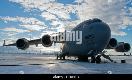 Un U.S. Air Force C-17 Globemaster III jointe à la 517e Escadron de transport aérien est soumis à des vérifications de contrôle en amont d'une base commune Banque D'Images