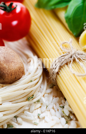 Les pâtes italiennes avec tomates, champignons, riz et de basilic sur un fond blanc Banque D'Images