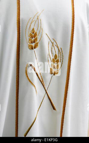 Broderie sur une chasuble du prêtre Banque D'Images