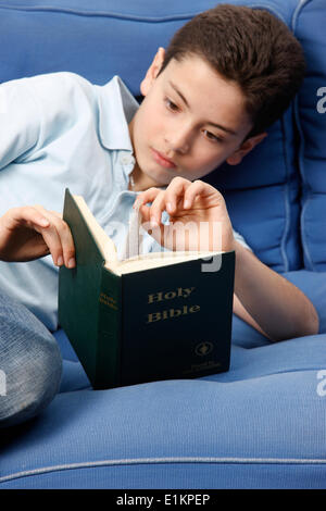 Boy reading Bible Banque D'Images