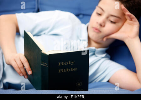 Boy reading Bible Banque D'Images