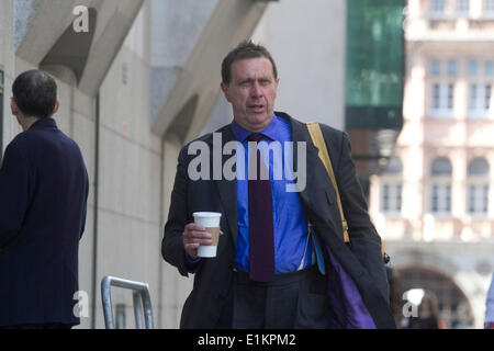 London UK. 6 juin 2014. Ancien rédacteur à Royal News du monde Clive Goodman arrive à l'Old Bailey, car le juge commence résumé après 7 mois. Rebekah Brooks et d'autres défendeurs dont mari Charlie Brooks, Andy Coulson, Ian Edmonson, Clive Goodman;Cheryl Carter, Stuart Kuttner et Mark Hanna sont facturés dans une conspiration pour intercepter les messages vocaux de célébrités et les victimes de la criminalité et les membres de la famille royale britannique Crédit : amer ghazzal/Alamy Live News Banque D'Images