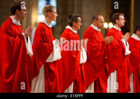 Prêtre ordinations à la cathédrale Notre Dame de Paris Banque D'Images