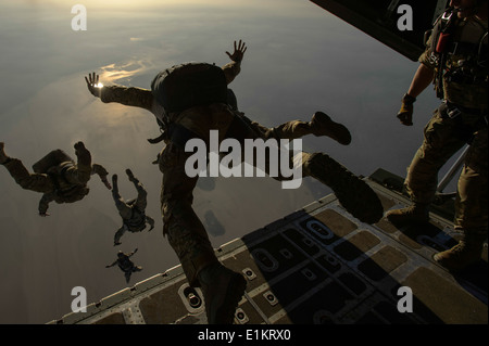 U.S. Air Force pararescuemen affecté à la 82e Escadron de sauvetage expéditionnaire sauter d'une armée de l'air HC-130J Combattre King II un Banque D'Images