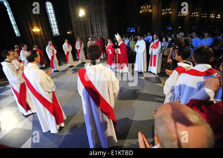 Prêtre ordinations à la cathédrale Notre-Dame de Paris Banque D'Images