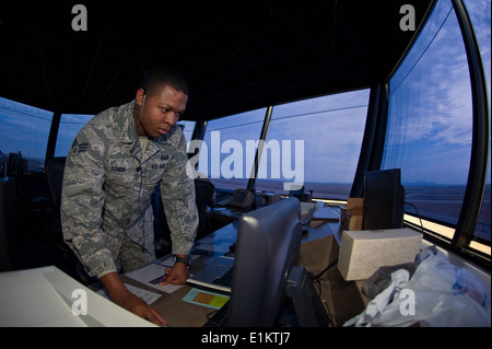 Les cadres supérieurs de l'US Air Force Airman Brandon Cohen, un contrôleur de la circulation aérienne avec le 97e Escadron de soutien des opérations de vol, les voies Banque D'Images