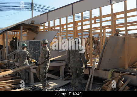 Des soldats américains avec la 760e compagnie du génie, 489th Engineer Battalion, attaché à la 82e Brigade de soutien central américain, Banque D'Images