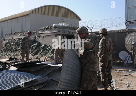 Des soldats américains avec la 760e compagnie du génie, 489th Engineer Battalion, attaché à la 82e Brigade de soutien central américain, Banque D'Images