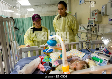 Stephanie Carter, à gauche, l'épouse de secrétaire adjoint à la défense américaine Ash Carter, visite un bébé Afghan avec une fente palatine à t Banque D'Images