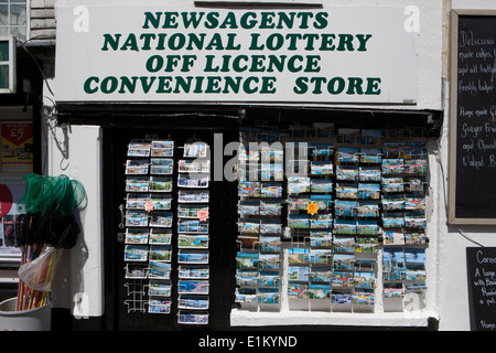 Cartes postales sur la chaussée à côté d'une boutique de cadeaux dans la ville balnéaire de Cornouailles Mevagissey Banque D'Images