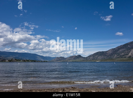 Magnifique lac Osoyoos et montagnes environnantes sur une journée ensoleillée avec ciel bleu. À Osoyoos, BC Canada, dans la vallée de l'Okanagan. Banque D'Images