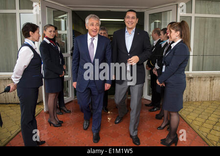 Le secrétaire américain à la défense Chuck Hagel est escorté par le Premier Ministre Victor PONTA à la suite de leur réunion le 5 juin 2014 à Constanta, Roumanie. Banque D'Images