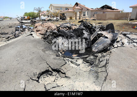 Vestiges d'un US Marine Corps AV-8B Harrier des avions qui s'est écrasé dans un développement de logement le 5 juin 2014 à Imperial, en Californie. Huit foyers ont été évacués avec trois détruites mais aucun blessé. Banque D'Images