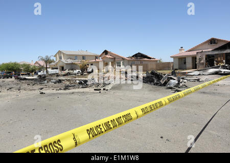 Maisons endommagées lorsqu'un US Marine Corps AV-8B Harrier fighter avion s'est écrasé dans un développement de logement le 5 juin 2014 à Imperial, en Californie. Huit foyers ont été évacués avec trois détruites mais aucun blessé. Banque D'Images