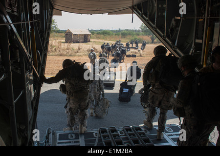 Des soldats américains, ainsi que des soldats de la Force de réaction de l'Afrique de l'Est, départ de l'US Air Force un C-130 Hercules à Juba, Soudan, Banque D'Images
