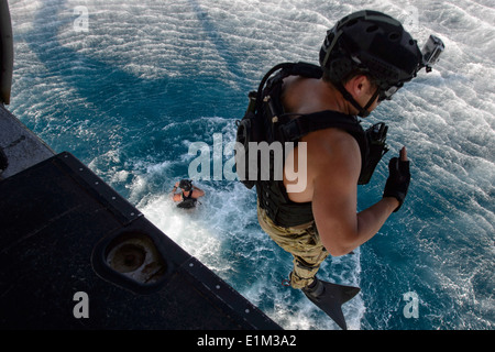 L'US Air Force une pararescueman avec le 82e Escadron de sauvetage expéditionnaire (QRE) saute d'un HH-60G Pave Hawk dur Banque D'Images