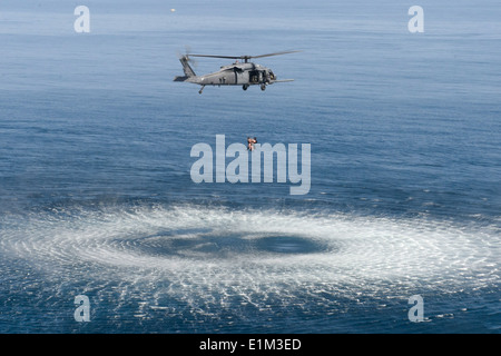 U.S. Air Force pararescuemen avec le 82e Escadron de sauvetage expéditionnaire (QRE) sont hissés dans un HH-60G Pave Hawk Banque D'Images