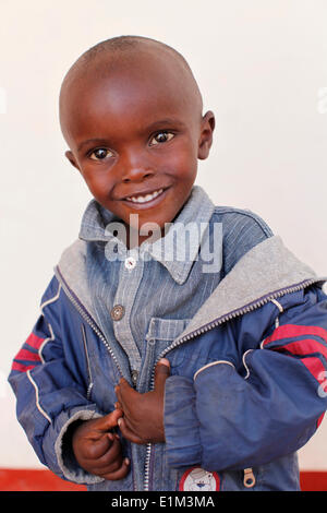 Enfant pris en charge par le WOFAK (Women Fighting AIDS in Kenya) OEV (orphelins et enfants vulnérables Programme d'alimentation) Banque D'Images