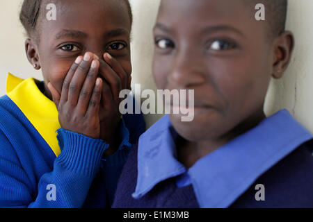 Les enfants pris en charge par le WOFAK (Women Fighting AIDS in Kenya) OEV (orphelins et enfants vulnérables Programme d'alimentation) Banque D'Images