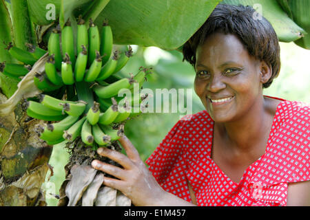 Janet Karimi, dans son jardin, est un client de la microfinance KWFT depuis 2007. Banque D'Images