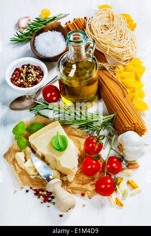 Les pâtes italiennes avec légumes, herbes, épices, fromage et d'huile d'olive Banque D'Images