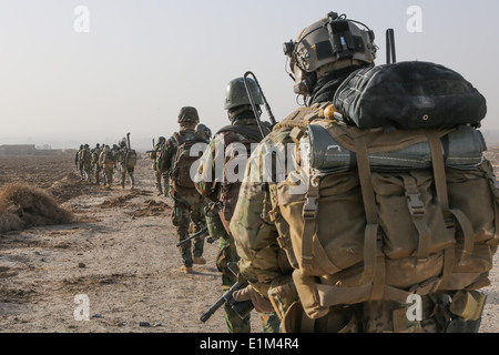 Un soldat des Forces spéciales américaines avec des opérations spéciales interarmées et de la Force opérationnelle interarmées en Afghanistan des commandos de l'Armée nationale afghane Banque D'Images