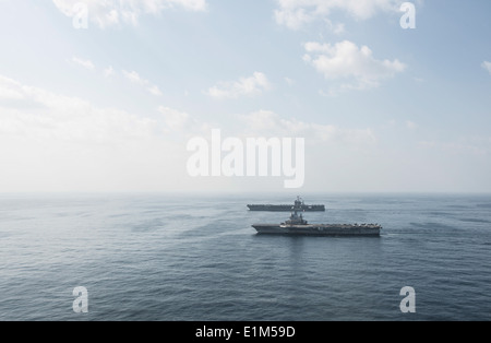 Le porte-avions USS Harry S. Truman (CVN 75), l'arrière-plan, de voiles aux côtés des porte-avions français Charles de Gaulle (R Banque D'Images