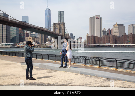 Un couple marié ayant leurs photos de mariage prises par pont de Brooklyn, NYC Banque D'Images