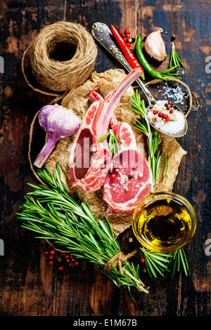 Matières des côtelettes d'agneau avec des légumes, herbes et épices Banque D'Images