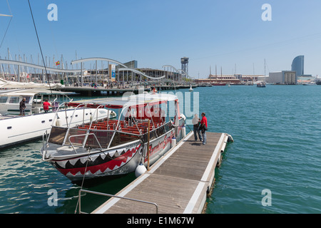 Barcelone, Espagne - 13 MAI : port avec les touristes et un navire touristique prêt pour le départ le 13 mai 2013 dans le port de Barcel Banque D'Images