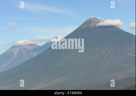 Vue du Mirador Majahue sur les pentes du volcan de Pacaya. Volcan de Agua est à l'avant. Banque D'Images