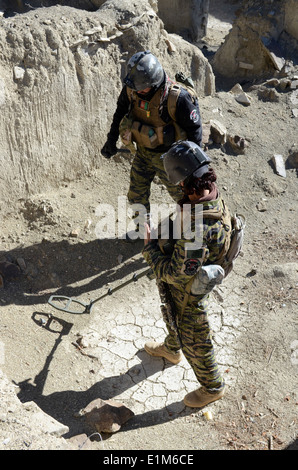 Les membres des Forces de sécurité nationale afghanes avec un village de Paktika recherche de l'unité d'intervention d'engins explosifs et d'armes Banque D'Images
