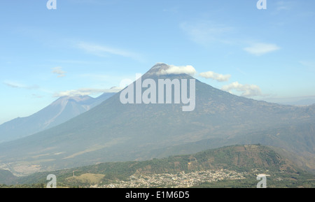 Vue du Mirador Majahue sur les pentes du volcan de Pacaya. La ville de San Vicente de Pacaya se trouve en dessous de Volcan de Agua. Banque D'Images