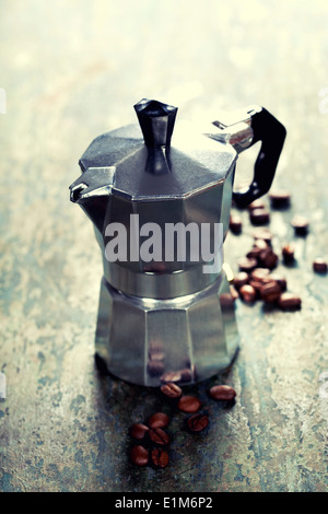 Cafetière sur une table Banque D'Images