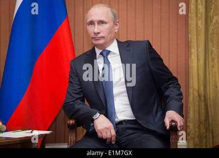 Deauville, Normandie, France. 06 Juin, 2014. Le président russe Vladimir Poutine attend que le chancelier allemand à Deauville, Normandie, France, 06 juin 2014. Merkel a rencontré Poutine pour des entretiens bilatéraux avant la cérémonie pour marquer le 70e anniversaire du D-Day le débarquement des forces alliées en France. D-Day a marqué le début de l'avance en Europe qui a conduit à la défaite de l'Allemagne nazie. Photo : MICHAEL KAPPELER/dpa/Alamy Live News Banque D'Images