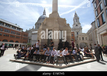 St Pauls Londres, 6 juin 2014 Royaume-Uni. Le soleil brille, les employés de bureau à Paternoster Square pendant leur pause déjeuner. Credit : amer ghazzal/Alamy Live News Banque D'Images