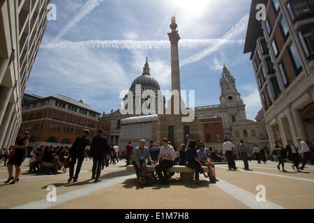 St Pauls Londres, 6 juin 2014 Royaume-Uni. Le soleil brille, les employés de bureau à Paternoster Square pendant leur pause déjeuner. Credit : amer ghazzal/Alamy Live News Banque D'Images