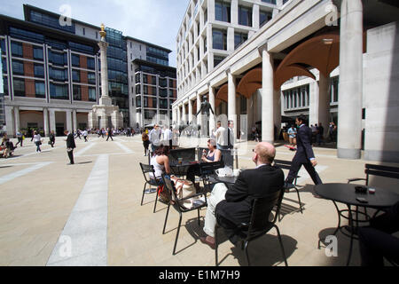 St Pauls Londres, 6 juin 2014 Royaume-Uni. Le soleil brille, les employés de bureau à Paternoster Square pendant leur pause déjeuner. Credit : amer ghazzal/Alamy Live News Banque D'Images