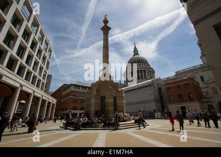 St Pauls Londres, 6 juin 2014 Royaume-Uni. Le soleil brille, les employés de bureau à Paternoster Square pendant leur pause déjeuner. Credit : amer ghazzal/Alamy Live News Banque D'Images