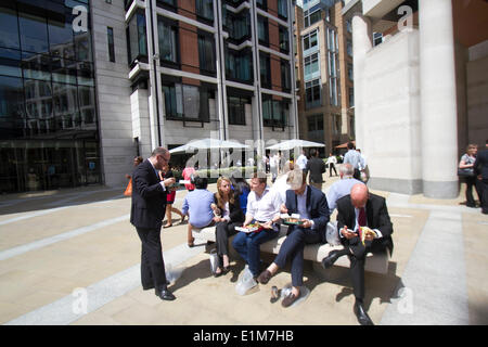 St Pauls Londres, 6 juin 2014 Royaume-Uni. Le soleil brille, les employés de bureau à Paternoster Square pendant leur pause déjeuner. Credit : amer ghazzal/Alamy Live News Banque D'Images