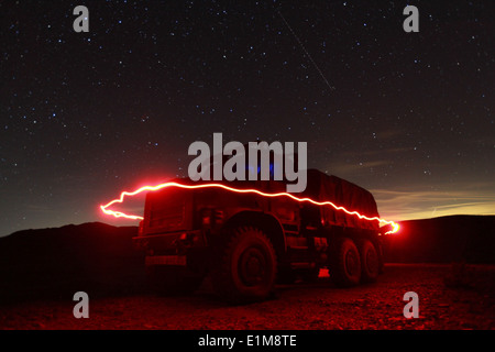 Un Corps des Marines américains cercles sentry un camion le 28 janvier 2014, au cours d'Iron Fist 2014 dans Twentynine Palms, Californie Iron Fist est un thre Banque D'Images