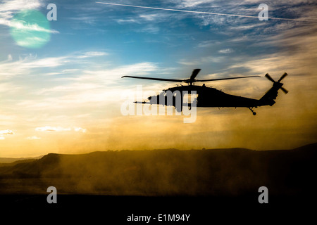 Un MH-60 Black Hawk avec le 160e Régiment d'opérations spéciales d'aviation fournit un appui aérien aux Rangers de l'Armée avec 2e Catherine Flaesch-mougin Banque D'Images