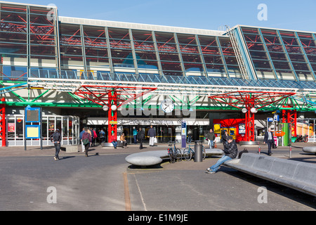 LELYSTAD, Pays-Bas - 16 avril : les voyageurs sont inconnus entrant et sortant de la gare centrale de Lelystad le 16 avril 2 Banque D'Images