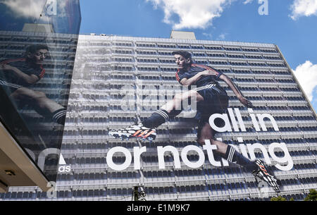 Berlin, Allemagne. 06 Juin, 2014. Joueur de foot Mesut Ozil est sur la façade d'un bâtiment de l'éditeur à l'Alexanderplatz à Berlin, Allemagne, 06 juin 2014. Fabricant de vêtements de sport Adidas a mis en place la publicité sur toute la façade de l'immeuble. Photo : JENS KALAENE/dpa/Alamy Live News Banque D'Images