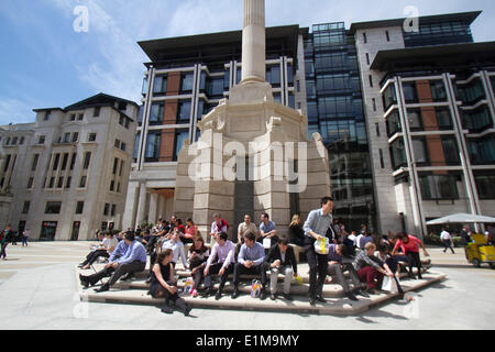 St Pauls Londres, 6 juin 2014 Royaume-Uni. Le soleil brille, les employés de bureau à Paternoster Square pendant leur pause déjeuner. Credit : amer ghazzal/Alamy Live News Banque D'Images