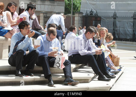 St Pauls Londres, 6 juin 2014 Royaume-Uni. Le soleil brille, les employés de bureau à Paternoster Square pendant leur pause déjeuner. Credit : amer ghazzal/Alamy Live News Banque D'Images