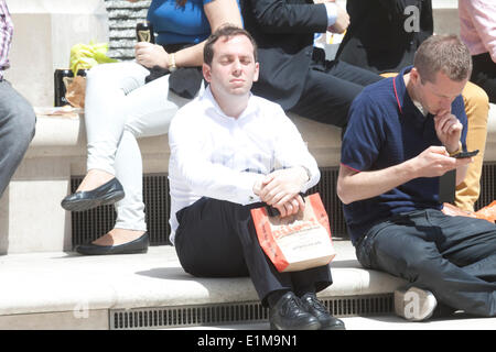 St Pauls Londres, 6 juin 2014 Royaume-Uni. Un employé de bureau le soleil brille à Paternoster Square pendant sa pause déjeuner. Credit : amer ghazzal/Alamy Live News Banque D'Images