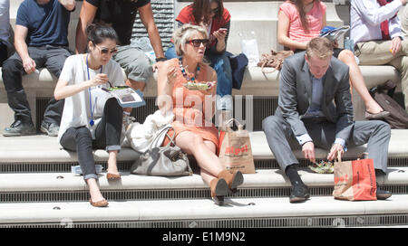 St Pauls Londres, 6 juin 2014 Royaume-Uni. Le soleil brille, les employés de bureau à Paternoster Square pendant leur pause déjeuner. Credit : amer ghazzal/Alamy Live News Banque D'Images