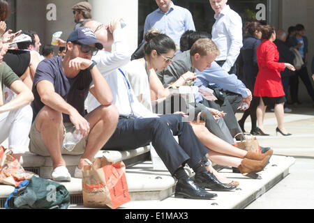 St Pauls Londres, 6 juin 2014 Royaume-Uni. Le soleil brille, les employés de bureau à Paternoster Square pendant leur pause déjeuner. Credit : amer ghazzal/Alamy Live News Banque D'Images