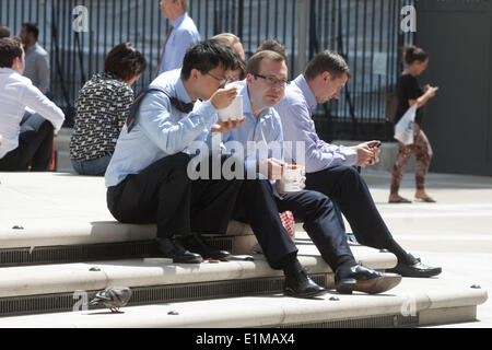 St Pauls Londres, 6 juin 2014 Royaume-Uni. Le soleil brille, les employés de bureau à Paternoster Square pendant leur pause déjeuner. Credit : amer ghazzal/Alamy Live News Banque D'Images